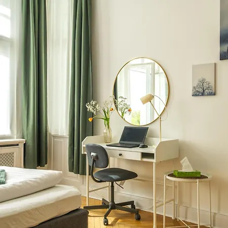 Kaiser 02 By Rockchair L Superhost Status L 3 Bedrooms Boxspringbeds 2 Bathrooms L Cozy Family & Business Flair 155 Sqm 3 Balcony 2nd Floor Elevator Up To 10 Guests Welcomes You! Берлин