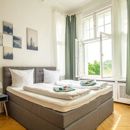 Kaiser 02 By Rockchair L Superhost Status L 3 Bedrooms Boxspringbeds 2 Bathrooms L Cozy Family & Business Flair 155 Sqm 3 Balcony 2nd Floor Elevator Up To 10 Guests Welcomes You! Берлин