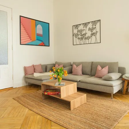 Kaiser 02 By Rockchair L Superhost Status L 3 Bedrooms Boxspringbeds 2 Bathrooms L Cozy Family & Business Flair 155 Sqm 3 Balcony 2nd Floor Elevator Up To 10 Guests Welcomes You!