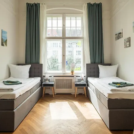 Апартаменты Kaiser 02 By Rockchair L Superhost Status L 3 Bedrooms Boxspringbeds 2 Bathrooms L Cozy Family & Business Flair 155 Sqm 3 Balcony 2nd Floor Elevator Up To 10 Guests Welcomes You! Берлин