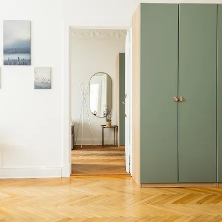 Kaiser 02 By Rockchair L Superhost Status L 3 Bedrooms Boxspringbeds 2 Bathrooms L Cozy Family & Business Flair 155 Sqm 3 Balcony 2nd Floor Elevator Up To 10 Guests Welcomes You! Берлин