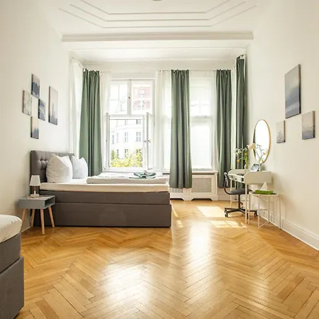 Kaiser 02 By Rockchair L Superhost Status L 3 Bedrooms Boxspringbeds 2 Bathrooms L Cozy Family & Business Flair 155 Sqm 3 Balcony 2nd Floor Elevator Up To 10 Guests Welcomes You! Берлин