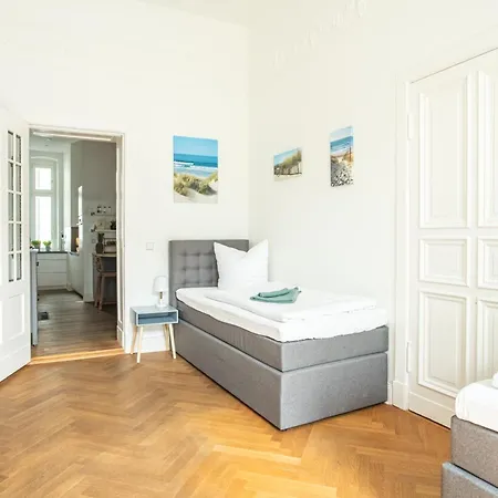 Апартаменты Kaiser 02 By Rockchair L Superhost Status L 3 Bedrooms Boxspringbeds 2 Bathrooms L Cozy Family & Business Flair 155 Sqm 3 Balcony 2nd Floor Elevator Up To 10 Guests Welcomes You!