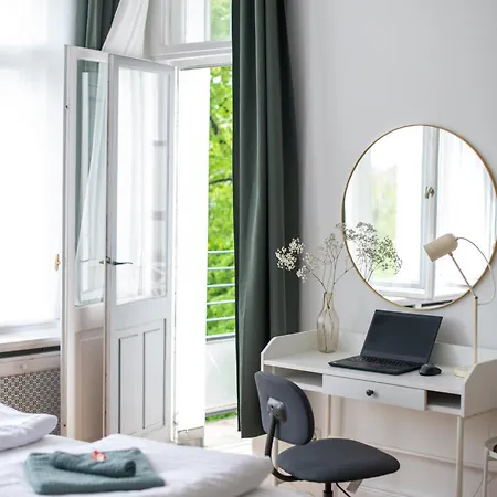 Kaiser 02 By Rockchair L Superhost Status L 3 Bedrooms Boxspringbeds 2 Bathrooms L Cozy Family & Business Flair 155 Sqm 3 Balcony 2nd Floor Elevator Up To 10 Guests Welcomes You! Берлин