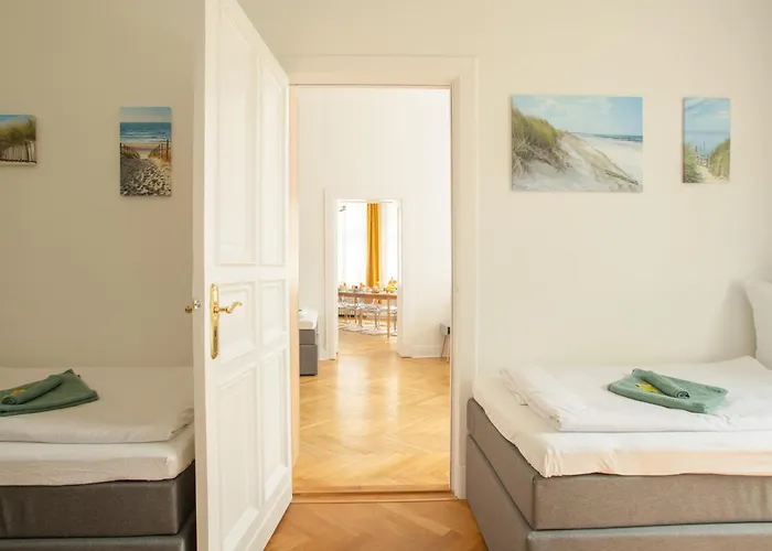 Appartamento Kaiser 02 By Rockchair L Superhost Status L 3 Bedrooms Boxspringbeds 2 Bathrooms L Cozy Family & Business Flair 155 Sqm 3 Balcony 2nd Floor Elevator Up To 10 Guests Welcomes You!