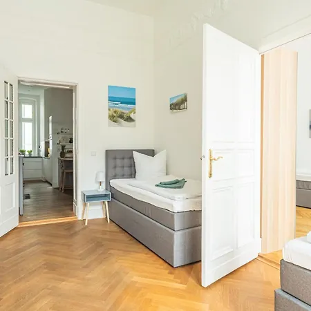 Apartment Kaiser 02 By Rockchair L Superhost Status L 3 Bedrooms Boxspringbeds 2 Bathrooms L Cozy Family & Business Flair 155 Sqm 3 Balcony 2nd Floor Elevator Up To 10 Guests Welcomes You! Berlin