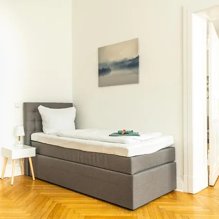 Kaiser 02 By Rockchair L Superhost Status L 3 Bedrooms Boxspringbeds 2 Bathrooms L Cozy Family & Business Flair 155 Sqm 3 Balcony 2nd Floor Elevator Up To 10 Guests Welcomes You!