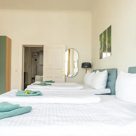 Apartment Kaiser 02 By Rockchair L Superhost Status L 3 Bedrooms Boxspringbeds 2 Bathrooms L Cozy Family & Business Flair 155 Sqm 3 Balcony 2nd Floor Elevator Up To 10 Guests Welcomes You! *