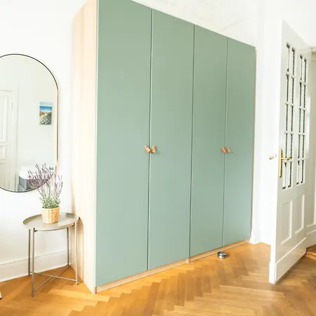 Apartment Kaiser 02 By Rockchair L Superhost Status L 3 Bedrooms Boxspringbeds 2 Bathrooms L Cozy Family & Business Flair 155 Sqm 3 Balcony 2nd Floor Elevator Up To 10 Guests Welcomes You!