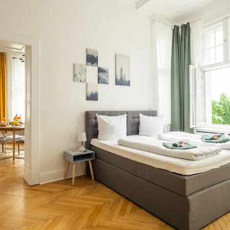 Apartment Kaiser 02 By Rockchair L Superhost Status L 3 Bedrooms Boxspringbeds 2 Bathrooms L Cozy Family & Business Flair 155 Sqm 3 Balcony 2nd Floor Elevator Up To 10 Guests Welcomes You! *