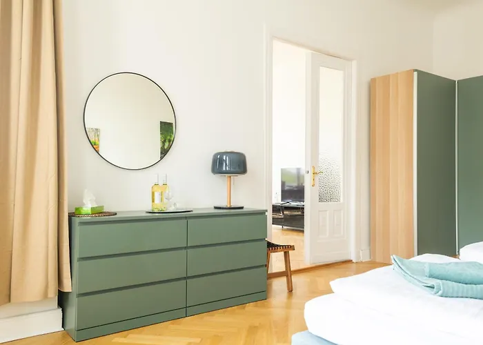 Kaiser 02 By Rockchair L Superhost Status L 3 Bedrooms Boxspringbeds 2 Bathrooms L Cozy Family & Business Flair 155 Sqm 3 Balcony 2nd Floor Elevator Up To 10 Guests Welcomes You! ベルリン