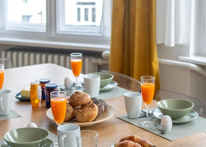 Kaiser 02 By Rockchair L Superhost Status L 3 Bedrooms Boxspringbeds 2 Bathrooms L Cozy Family & Business Flair 155 Sqm 3 Balcony 2nd Floor Elevator Up To 10 Guests Welcomes You! Berlim