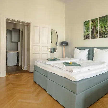 Lejlighed Kaiser 02 By Rockchair L Superhost Status L 3 Bedrooms Boxspringbeds 2 Bathrooms L Cozy Family & Business Flair 155 Sqm 3 Balcony 2nd Floor Elevator Up To 10 Guests Welcomes You! Berlin
