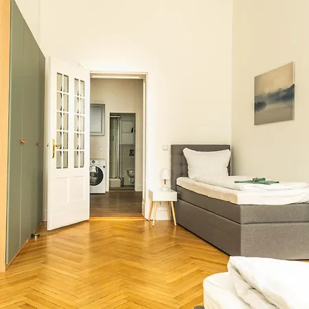 Lejlighed Kaiser 02 By Rockchair L Superhost Status L 3 Bedrooms Boxspringbeds 2 Bathrooms L Cozy Family & Business Flair 155 Sqm 3 Balcony 2nd Floor Elevator Up To 10 Guests Welcomes You!