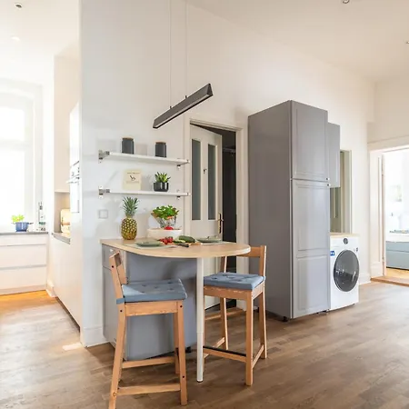 Lejlighed Kaiser 02 By Rockchair L Superhost Status L 3 Bedrooms Boxspringbeds 2 Bathrooms L Cozy Family & Business Flair 155 Sqm 3 Balcony 2nd Floor Elevator Up To 10 Guests Welcomes You! *