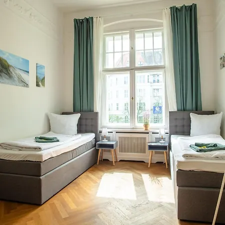 Lejlighed Kaiser 02 By Rockchair L Superhost Status L 3 Bedrooms Boxspringbeds 2 Bathrooms L Cozy Family & Business Flair 155 Sqm 3 Balcony 2nd Floor Elevator Up To 10 Guests Welcomes You! Berlin