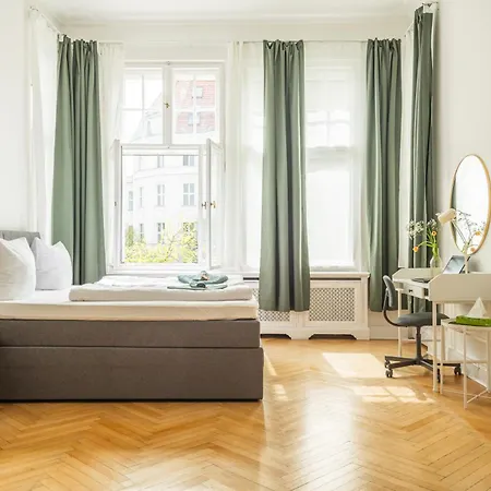 Lejlighed Kaiser 02 By Rockchair L Superhost Status L 3 Bedrooms Boxspringbeds 2 Bathrooms L Cozy Family & Business Flair 155 Sqm 3 Balcony 2nd Floor Elevator Up To 10 Guests Welcomes You! Berlin