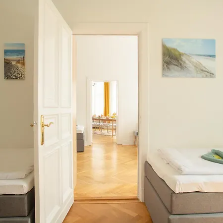 Lejlighed Kaiser 02 By Rockchair L Superhost Status L 3 Bedrooms Boxspringbeds 2 Bathrooms L Cozy Family & Business Flair 155 Sqm 3 Balcony 2nd Floor Elevator Up To 10 Guests Welcomes You!