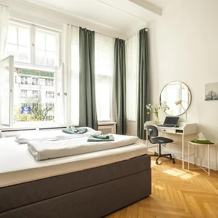Lejlighed Kaiser 02 By Rockchair L Superhost Status L 3 Bedrooms Boxspringbeds 2 Bathrooms L Cozy Family & Business Flair 155 Sqm 3 Balcony 2nd Floor Elevator Up To 10 Guests Welcomes You! Berlin