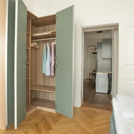 Lejlighed Kaiser 02 By Rockchair L Superhost Status L 3 Bedrooms Boxspringbeds 2 Bathrooms L Cozy Family & Business Flair 155 Sqm 3 Balcony 2nd Floor Elevator Up To 10 Guests Welcomes You! Berlin