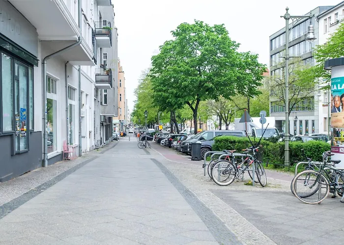 Kaiser 02 By Rockchair L Superhost Status L 3 Bedrooms Boxspringbeds 2 Bathrooms L Cozy Family & Business Flair 155 Sqm 3 Balcony 2nd Floor Elevator Up To 10 Guests Welcomes You! Berlín