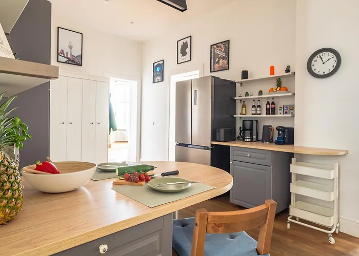 Kaiser 02 By Rockchair L Superhost Status L 3 Bedrooms Boxspringbeds 2 Bathrooms L Cozy Family & Business Flair 155 Sqm 3 Balcony 2nd Floor Elevator Up To 10 Guests Welcomes You!