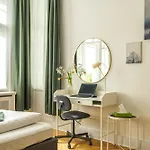 Kaiser 02 By Rockchair L Superhost Status L 3 Bedrooms Boxspringbeds 2 Bathrooms L Cozy Family & Business Flair 155 Sqm 3 Balcony 2nd Floor Elevator Up To 10 Guests Welcomes You! ברלין