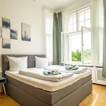 Kaiser 02 By Rockchair L Superhost Status L 3 Bedrooms Boxspringbeds 2 Bathrooms L Cozy Family & Business Flair 155 Sqm 3 Balcony 2nd Floor Elevator Up To 10 Guests Welcomes You! ברלין