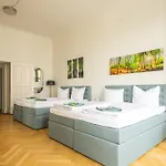 דירה Kaiser 02 By Rockchair L Superhost Status L 3 Bedrooms Boxspringbeds 2 Bathrooms L Cozy Family & Business Flair 155 Sqm 3 Balcony 2nd Floor Elevator Up To 10 Guests Welcomes You! ברלין