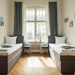 דירה Kaiser 02 By Rockchair L Superhost Status L 3 Bedrooms Boxspringbeds 2 Bathrooms L Cozy Family & Business Flair 155 Sqm 3 Balcony 2nd Floor Elevator Up To 10 Guests Welcomes You! ברלין