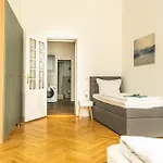 דירה Kaiser 02 By Rockchair L Superhost Status L 3 Bedrooms Boxspringbeds 2 Bathrooms L Cozy Family & Business Flair 155 Sqm 3 Balcony 2nd Floor Elevator Up To 10 Guests Welcomes You!