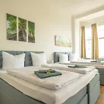 דירה Kaiser 02 By Rockchair L Superhost Status L 3 Bedrooms Boxspringbeds 2 Bathrooms L Cozy Family & Business Flair 155 Sqm 3 Balcony 2nd Floor Elevator Up To 10 Guests Welcomes You! ברלין