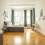 Kaiser 02 By Rockchair L Superhost Status L 3 Bedrooms Boxspringbeds 2 Bathrooms L Cozy Family & Business Flair 155 Sqm 3 Balcony 2nd Floor Elevator Up To 10 Guests Welcomes You! ברלין