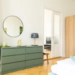 Kaiser 02 By Rockchair L Superhost Status L 3 Bedrooms Boxspringbeds 2 Bathrooms L Cozy Family & Business Flair 155 Sqm 3 Balcony 2nd Floor Elevator Up To 10 Guests Welcomes You! ברלין