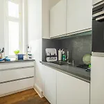 Kaiser 02 By Rockchair L Superhost Status L 3 Bedrooms Boxspringbeds 2 Bathrooms L Cozy Family & Business Flair 155 Sqm 3 Balcony 2nd Floor Elevator Up To 10 Guests Welcomes You! ברלין