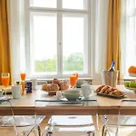 Appartement Kaiser 02 By Rockchair L Superhost Status L 3 Bedrooms Boxspringbeds 2 Bathrooms L Cozy Family & Business Flair 155 Sqm 3 Balcony 2nd Floor Elevator Up To 10 Guests Welcomes You! *