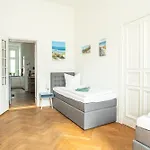 דירה Kaiser 02 By Rockchair L Superhost Status L 3 Bedrooms Boxspringbeds 2 Bathrooms L Cozy Family & Business Flair 155 Sqm 3 Balcony 2nd Floor Elevator Up To 10 Guests Welcomes You!