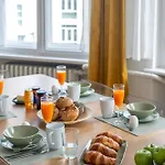 Kaiser 02 By Rockchair L Superhost Status L 3 Bedrooms Boxspringbeds 2 Bathrooms L Cozy Family & Business Flair 155 Sqm 3 Balcony 2nd Floor Elevator Up To 10 Guests Welcomes You! ברלין