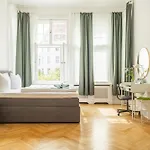 דירה Kaiser 02 By Rockchair L Superhost Status L 3 Bedrooms Boxspringbeds 2 Bathrooms L Cozy Family & Business Flair 155 Sqm 3 Balcony 2nd Floor Elevator Up To 10 Guests Welcomes You! ברלין