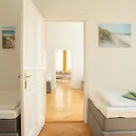 דירה Kaiser 02 By Rockchair L Superhost Status L 3 Bedrooms Boxspringbeds 2 Bathrooms L Cozy Family & Business Flair 155 Sqm 3 Balcony 2nd Floor Elevator Up To 10 Guests Welcomes You!