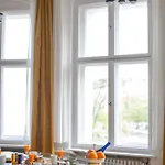 דירה Kaiser 02 By Rockchair L Superhost Status L 3 Bedrooms Boxspringbeds 2 Bathrooms L Cozy Family & Business Flair 155 Sqm 3 Balcony 2nd Floor Elevator Up To 10 Guests Welcomes You! *