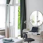 Kaiser 02 By Rockchair L Superhost Status L 3 Bedrooms Boxspringbeds 2 Bathrooms L Cozy Family & Business Flair 155 Sqm 3 Balcony 2nd Floor Elevator Up To 10 Guests Welcomes You! ברלין