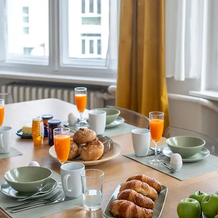 Kaiser 02 By Rockchair L Superhost Status L 3 Bedrooms Boxspringbeds 2 Bathrooms L Cozy Family & Business Flair 155 Sqm 3 Balcony 2nd Floor Elevator Up To 10 Guests Welcomes You! Berlim