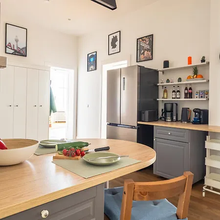 Kaiser 02 By Rockchair L Superhost Status L 3 Bedrooms Boxspringbeds 2 Bathrooms L Cozy Family & Business Flair 155 Sqm 3 Balcony 2nd Floor Elevator Up To 10 Guests Welcomes You!